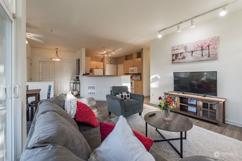 Photo of 500 241st Lane SE, Sammamish, WA 98074 (MLS # 2025305)