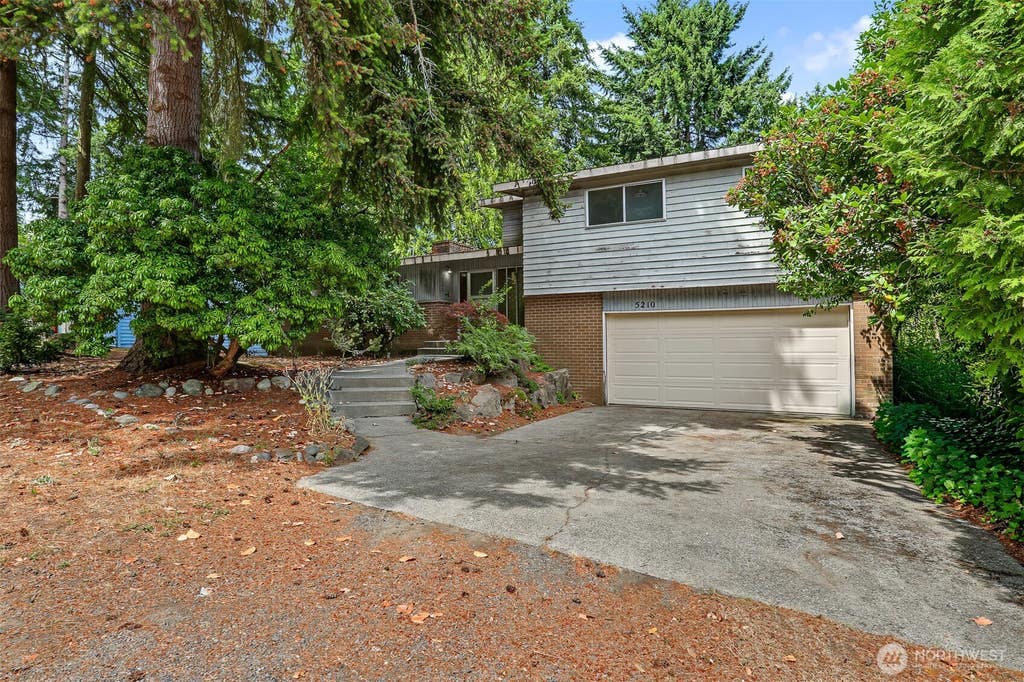 Photo of 5210 NE 190th Street, Lake Forest Park, WA 98155 (MLS # 2561756)