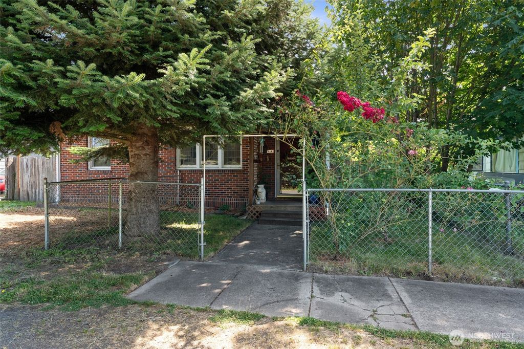 Photo of 814 Main Street, Vader, WA 98593 (MLS # 2551579)