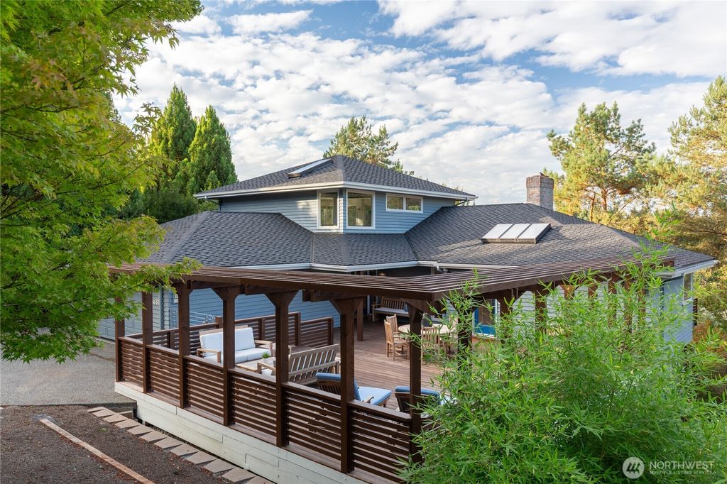 Photo of 4660 NE 89th Street, Seattle, WA 98115 (MLS # 2423362)