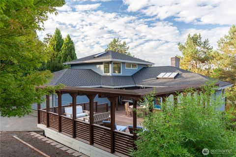 Photo of 4660 NE 89th Street, Seattle, WA 98115 (MLS # 2423362)