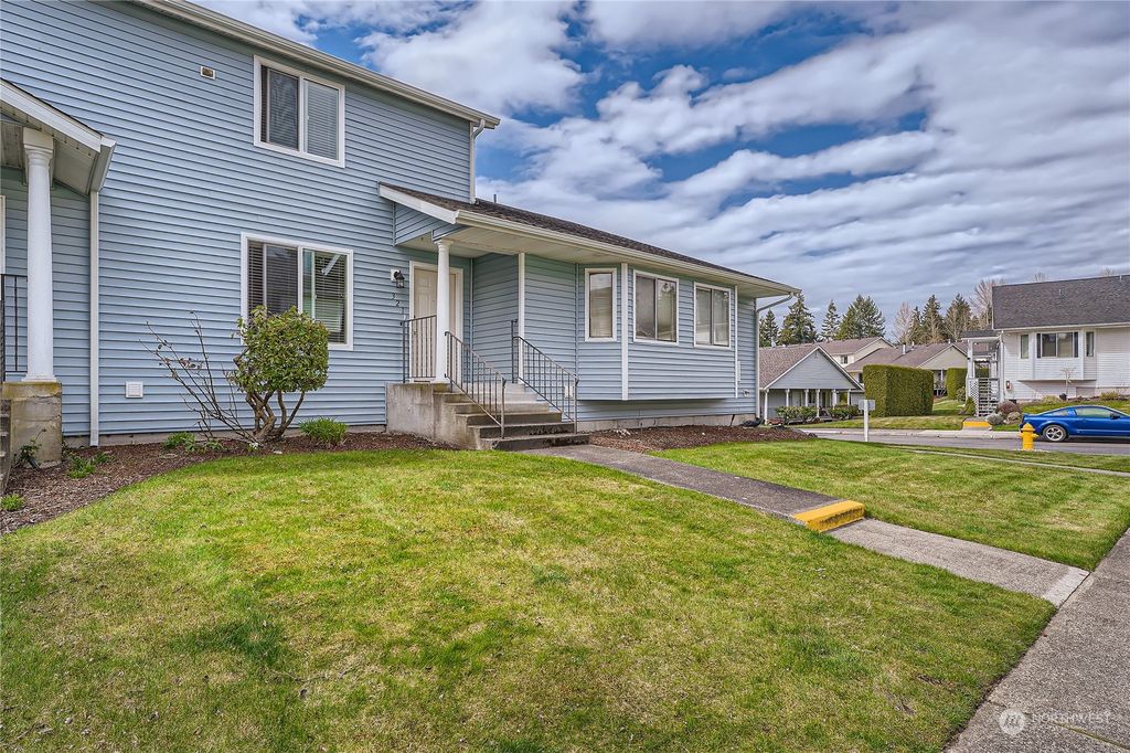 Photo of 321 S 327th Lane #155, Federal Way, WA 98003 (MLS # 2033129)