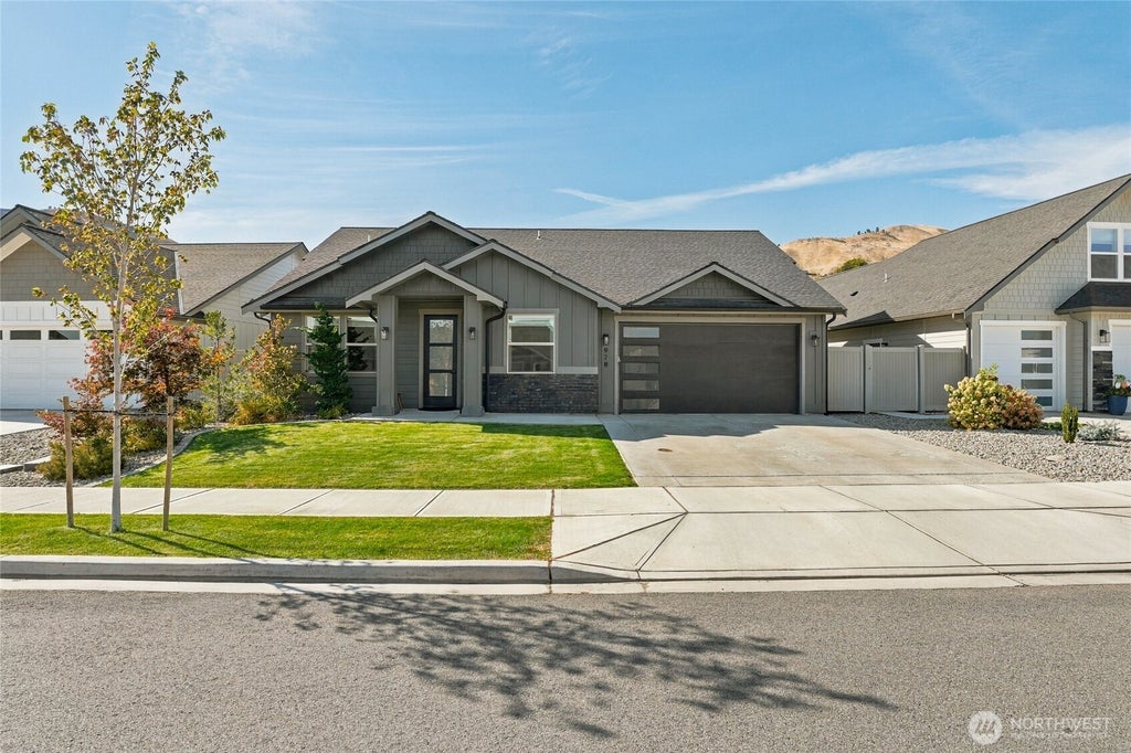 Photo of 978 Racine Springs Drive, Wenatchee, WA 98801 (MLS # 2591320)