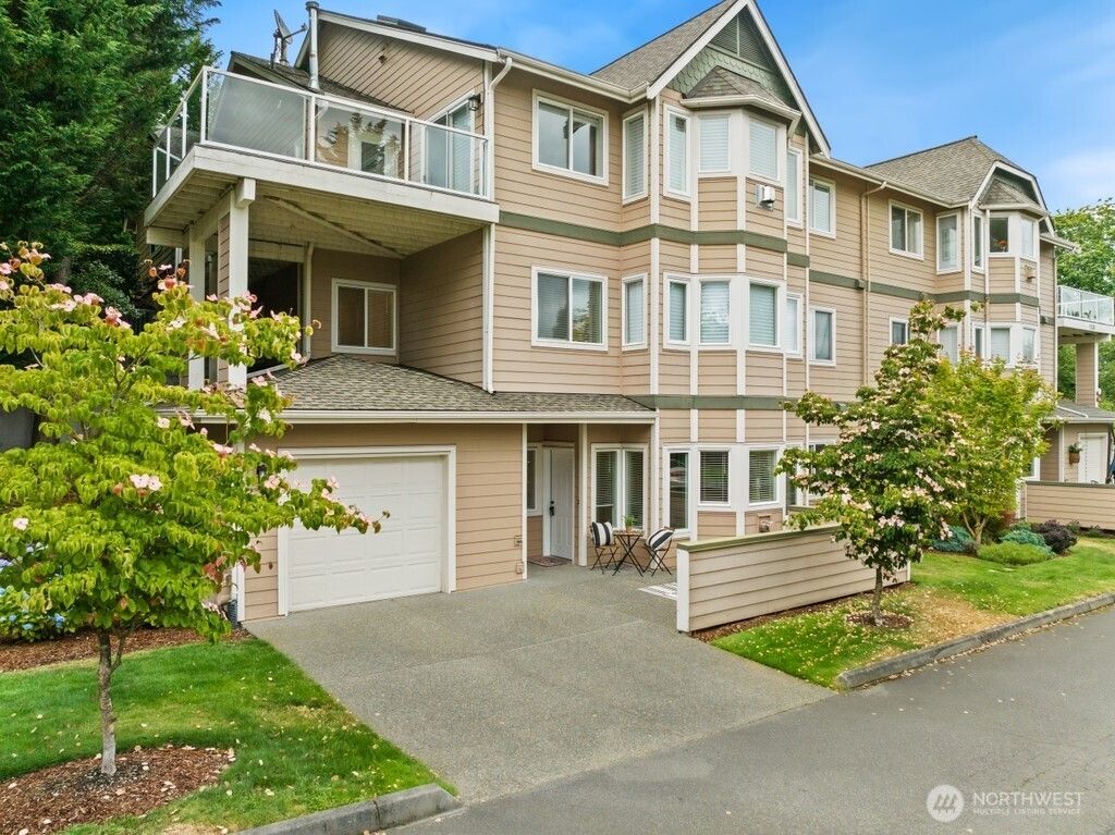 Photo of 22752 SE 43rd Court, Issaquah, WA 98029 (MLS # 2397435)