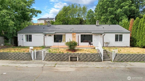 Photo of 1725 1727 Bloomington Avenue, Bremerton, WA 98312 (MLS # 2575457)
