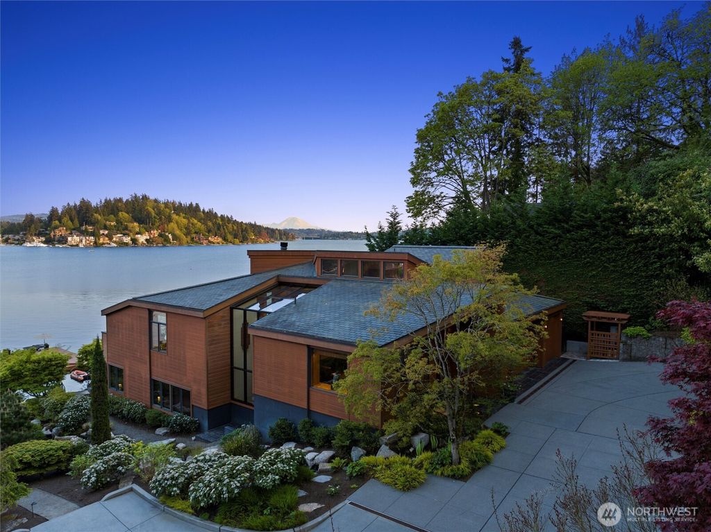 Photo of 484 Overlake Drive E, Medina, WA 98039 (MLS # 2363023)