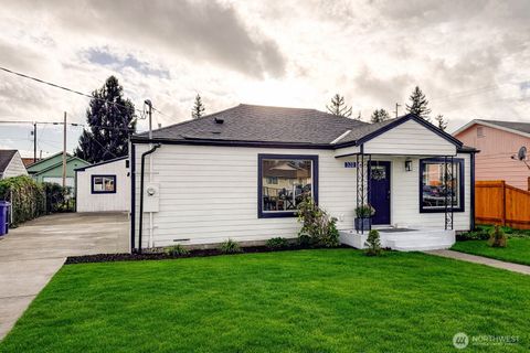 Photo of 320 E Orange Ave, Burlington, WA 98233 (MLS # 2460376)