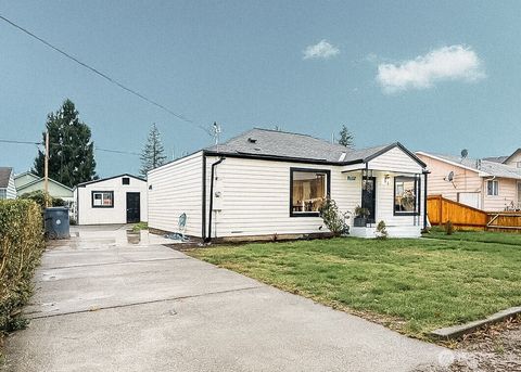 Photo of 320 E Orange Ave, Burlington, WA 98233 (MLS # 2460376)