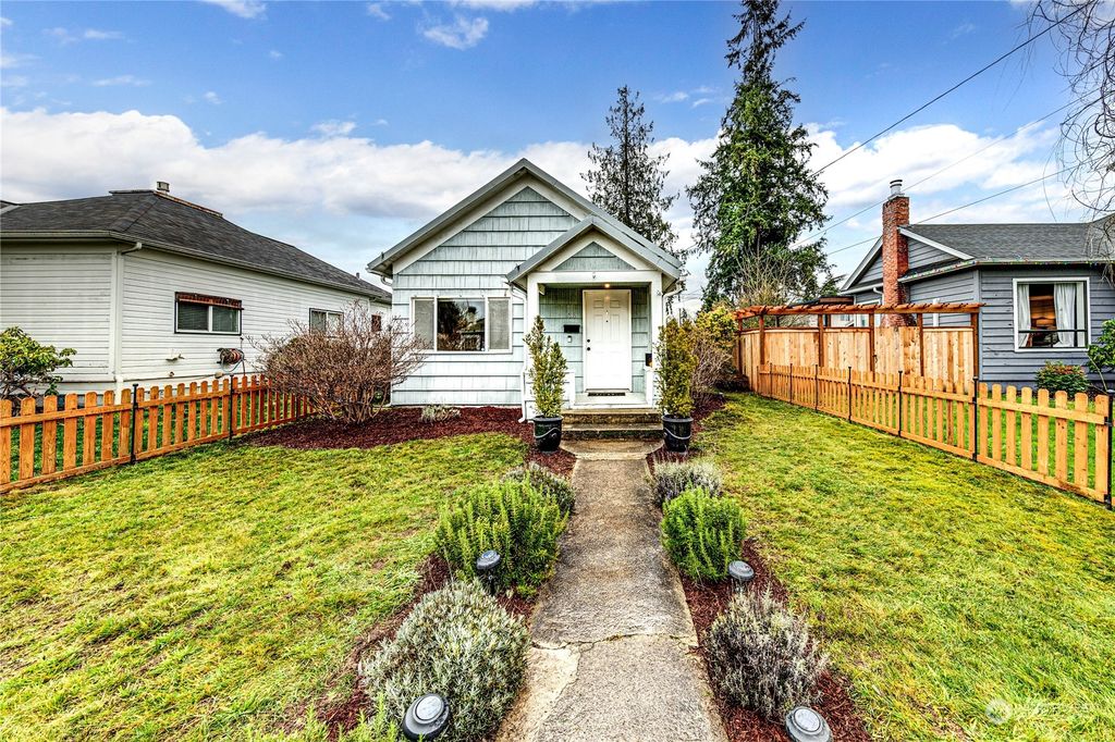 Photo of 341 S Sams Street, Monroe, WA 98272 (MLS # 2319449)