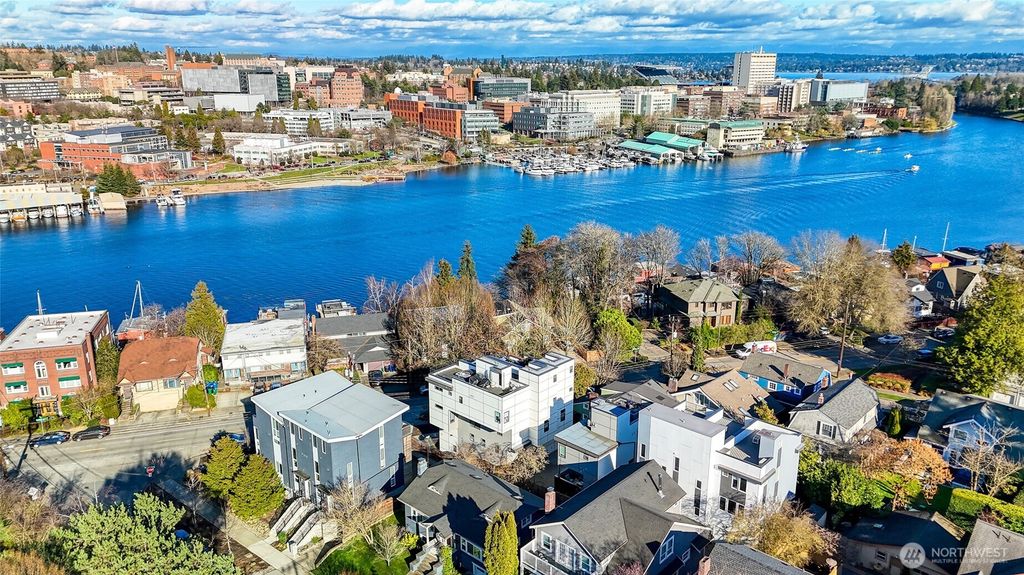 Photo of 3220 Franklin Avenue E, Seattle, WA 98102 (MLS # 2521162)