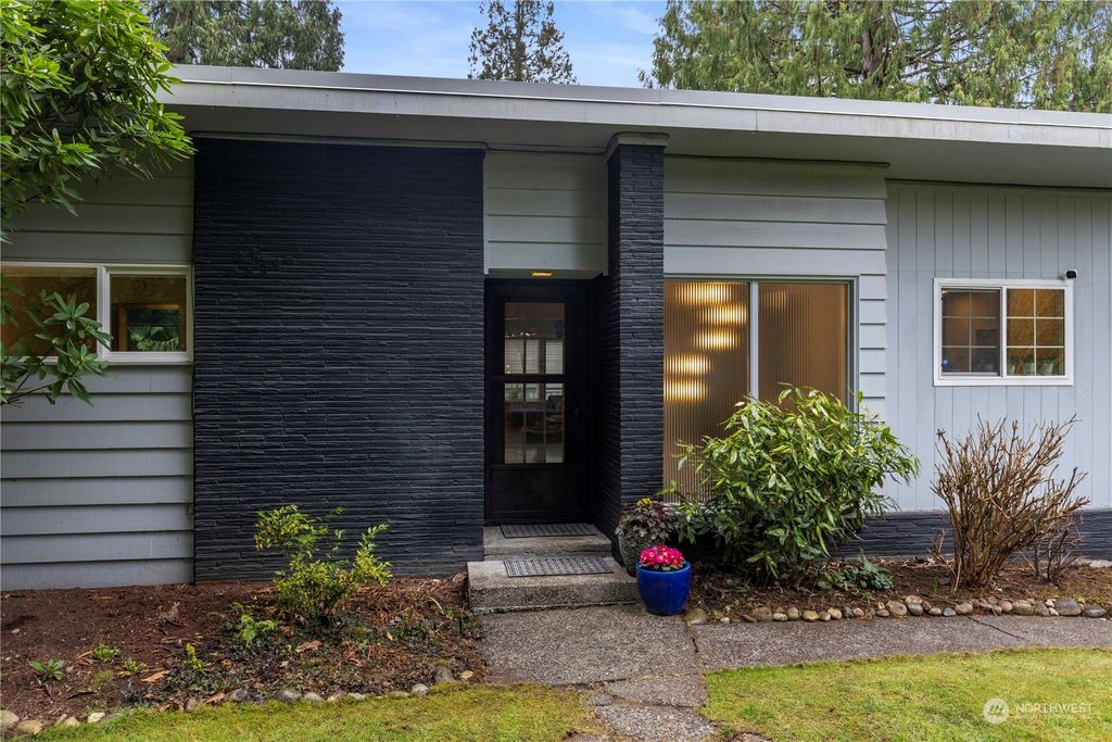 Photo of 1207 NE 168th St, Shoreline, WA 98155 (MLS # 2195754)