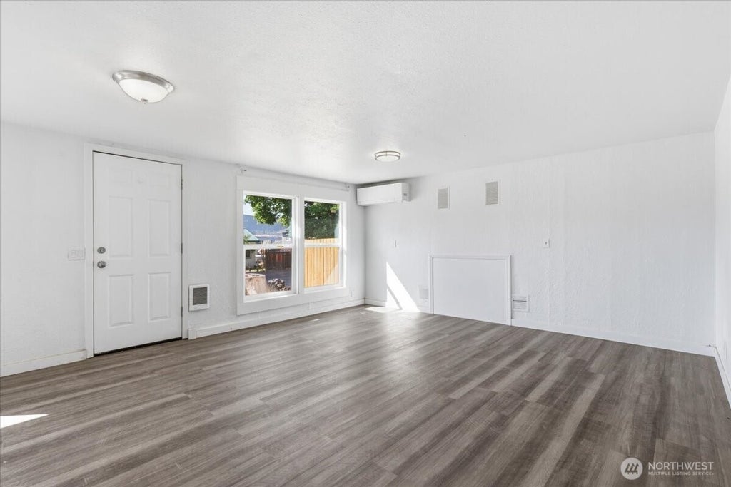 Photo of 213 W Kelso Avenue, Electric City, WA 99123 (MLS # 2552711)
