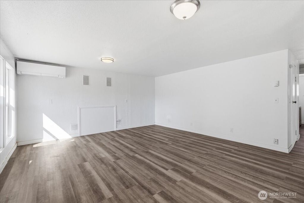 Photo of 213 W Kelso Avenue, Electric City, WA 99123 (MLS # 2552711)