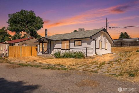 Photo of 213 W Kelso Avenue, Electric City, WA 99123 (MLS # 2552711)