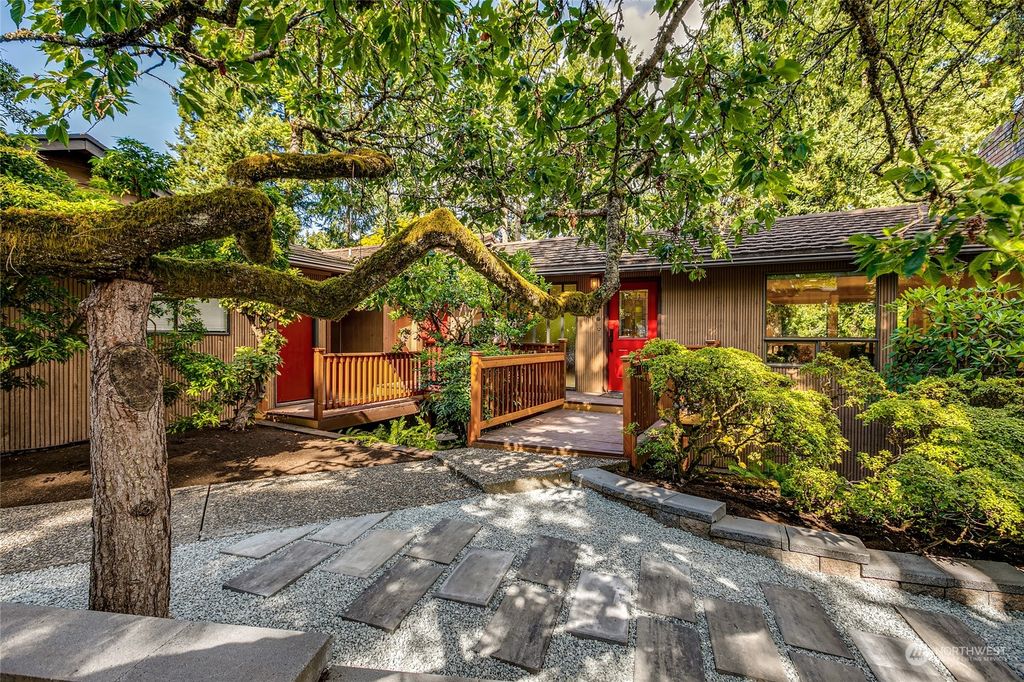 Photo of 6226 122nd Avenue SE, Bellevue, WA 98006 (MLS # 2153958)