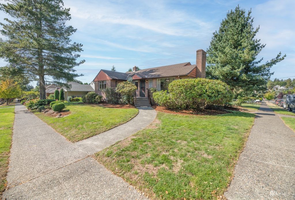 Photo of 6559 42nd Avenue NE, Seattle, WA 98115 (MLS # 1992099)
