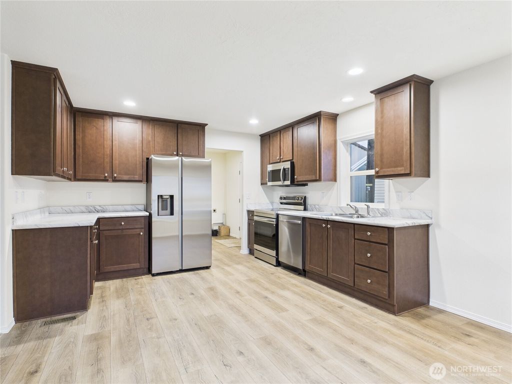 Photo of 19 B S Garden Avenue, Rock Island, WA 98850 (MLS # 2477846)