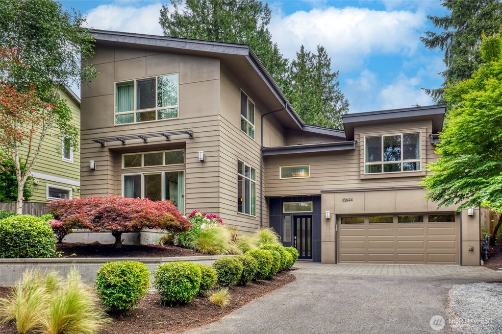 Photo of 10644 Bartlett Avenue NE, Seattle, WA 98125 (MLS # 2537779)