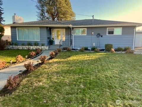 Photo of 924 E Grover Street, Lynden, WA 98264 (MLS # 2458517)