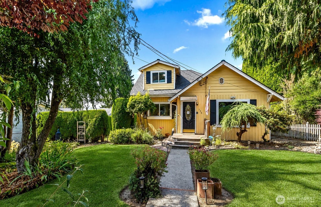 Photo of 326 Avenue I, Snohomish, WA 98290 (MLS # 2567446)