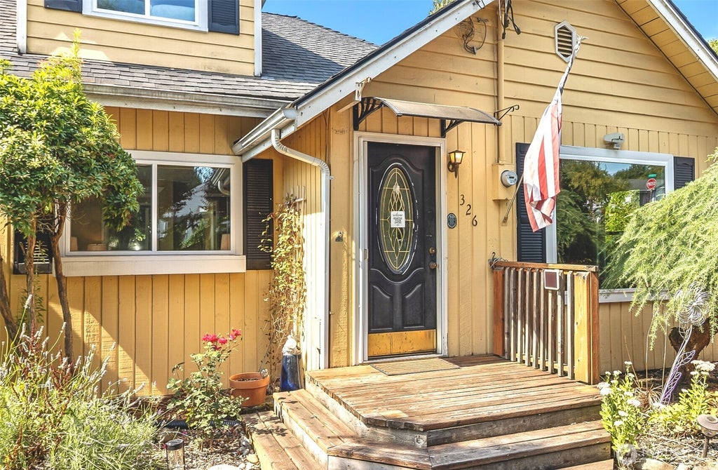 Photo of 326 Avenue I, Snohomish, WA 98290 (MLS # 2567446)