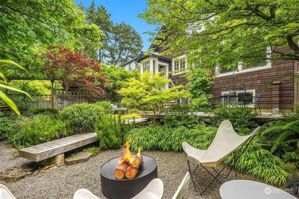 Photo of 135 34th Avenue E, Seattle, WA 98112 (MLS # 2145001)