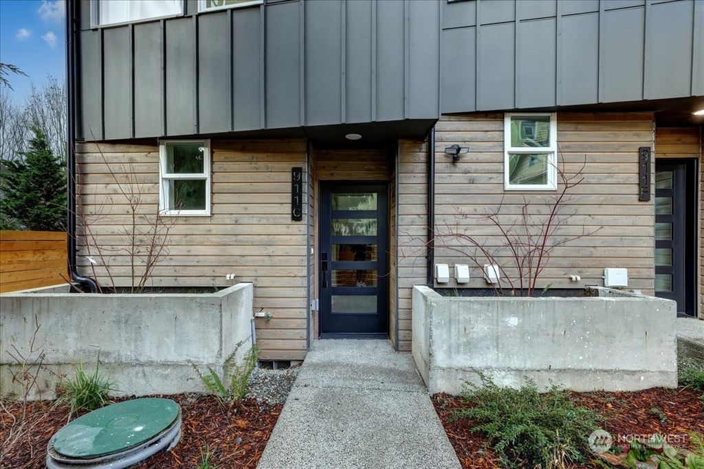 Photo of 911 NE 70th Street #G, Seattle, WA 98115 (MLS # 2029939)