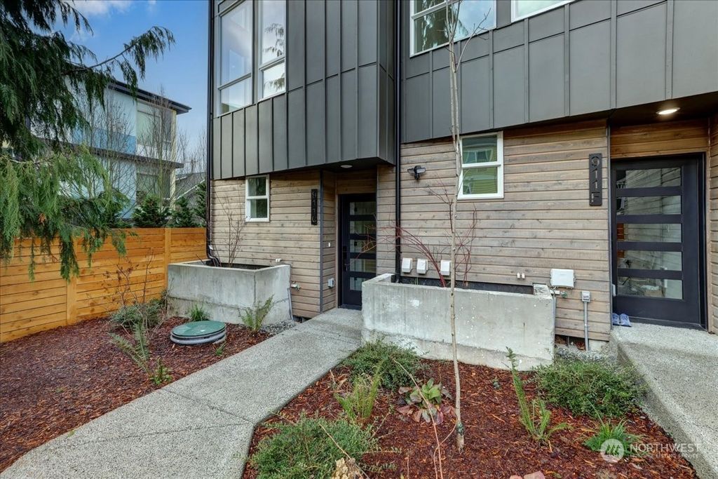 Photo of 911 NE 70th Street #G, Seattle, WA 98115 (MLS # 2029939)