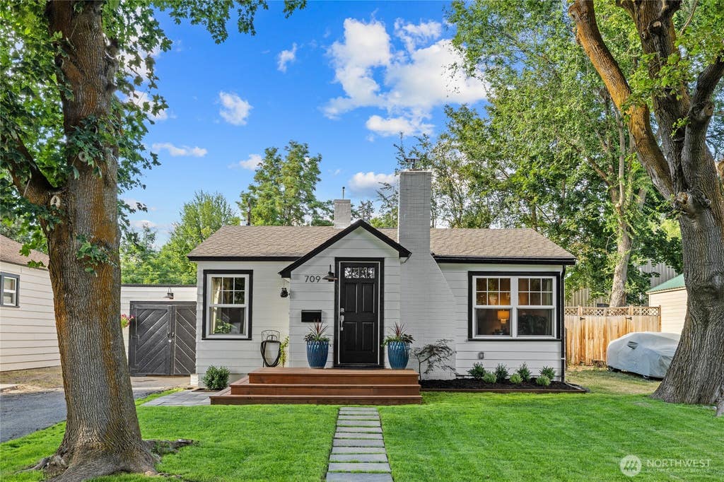 Photo of 709 E Tacoma Avenue, Ellensburg, WA 98926 (MLS # 2561771)