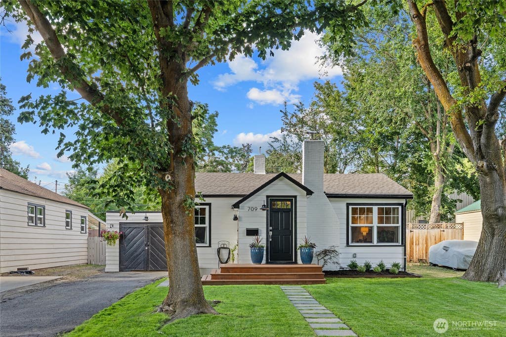 Photo of 709 E Tacoma Avenue, Ellensburg, WA 98926 (MLS # 2561771)