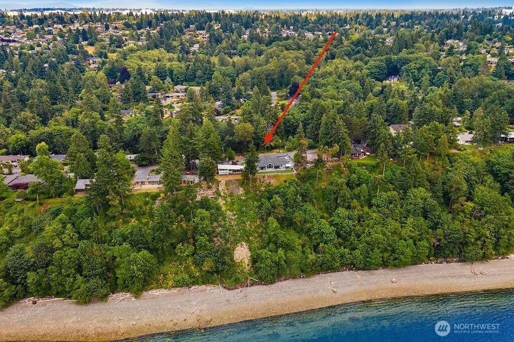 Photo of 19210 SW Edgecliff DR, Normandy Park, WA 98166 (MLS # 2571072)