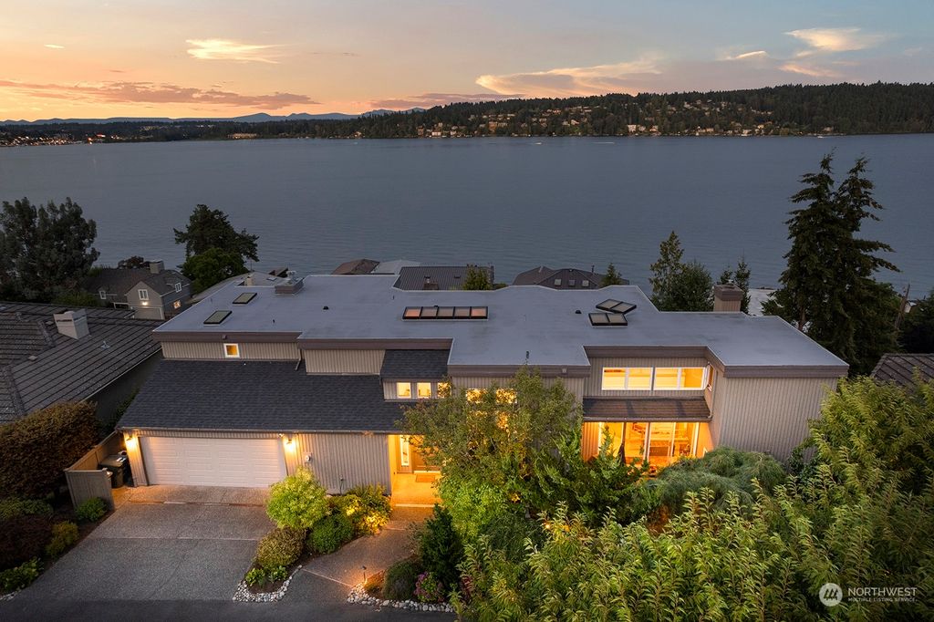 Photo of 15930 41st Avenue NE, Lake Forest Park, WA 98155 (MLS # 2006462)