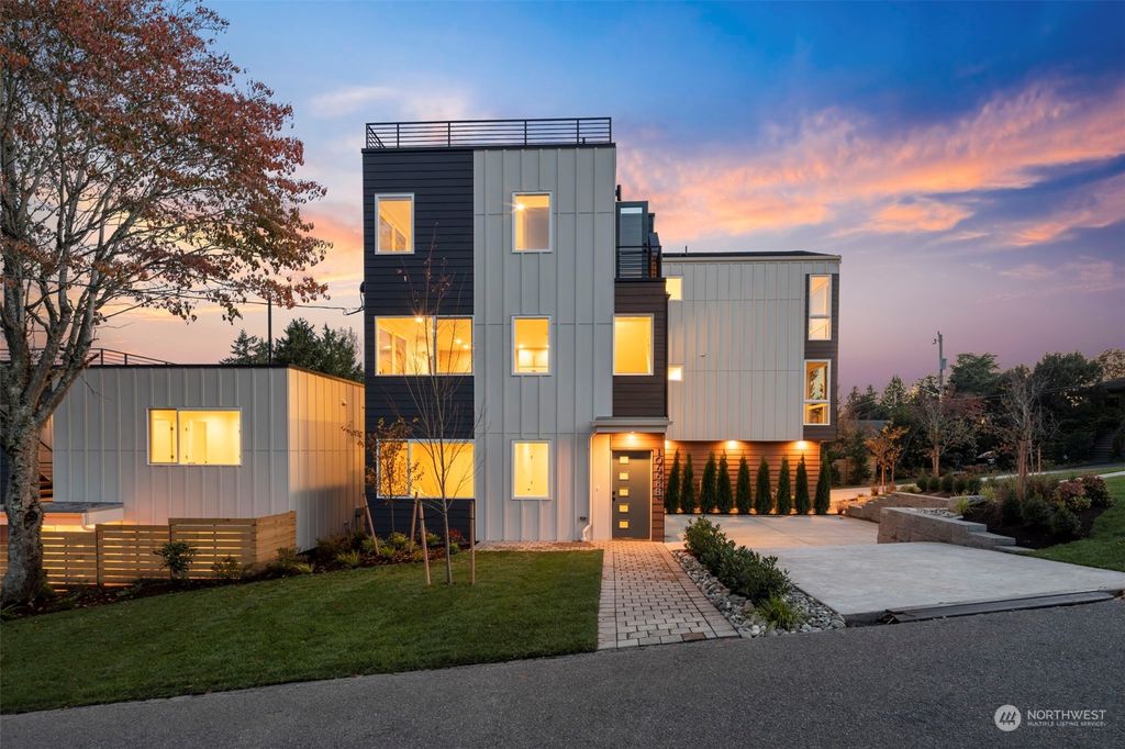 Photo of 10668 Durland Avenue NE #B, Seattle, WA 98125 (MLS # 2192104)