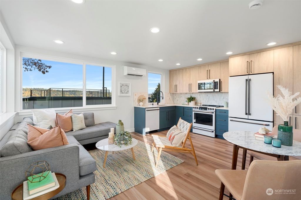 Photo of 10668 Durland Avenue NE #B, Seattle, WA 98125 (MLS # 2192104)