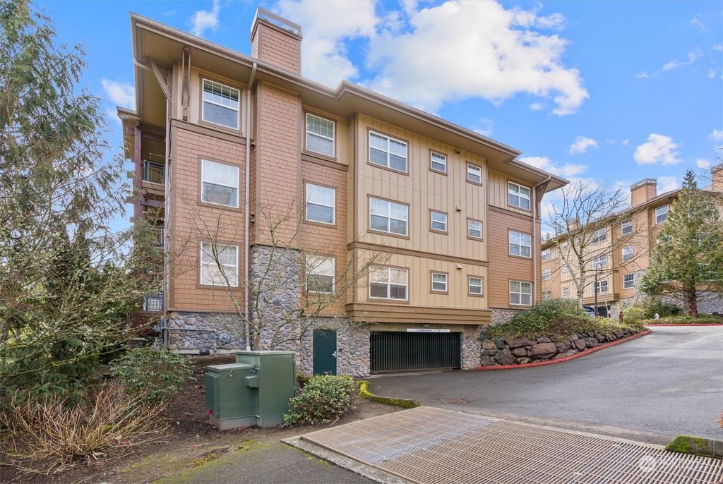 Photo of 1000 Cabin Creek Lane SW #D102, Issaquah, WA 98027 (MLS # 2036901)