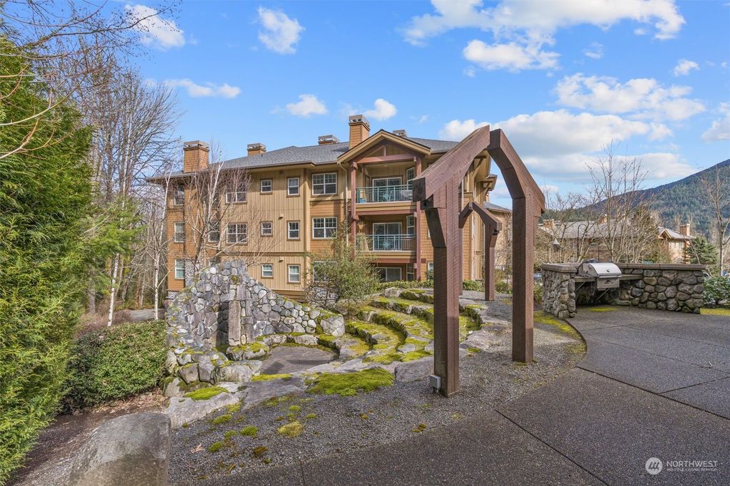 Photo of 1000 Cabin Creek Lane SW #D102, Issaquah, WA 98027 (MLS # 2036901)