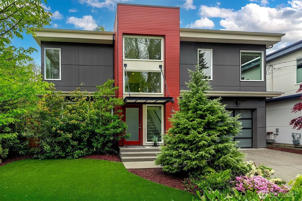 Photo of 13721 Meridian Avenue N, Seattle, WA 98133 (MLS # 2522512)