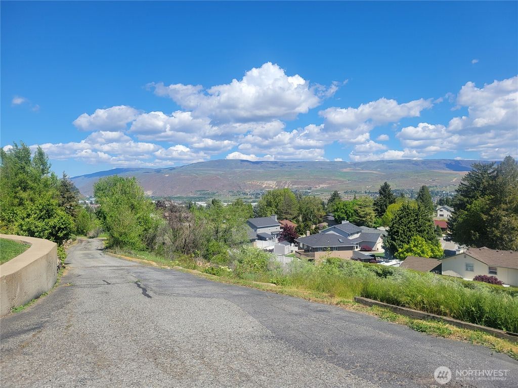 Photo of 1823 North Road, Wenatchee, WA 98801 (MLS # 2515548)