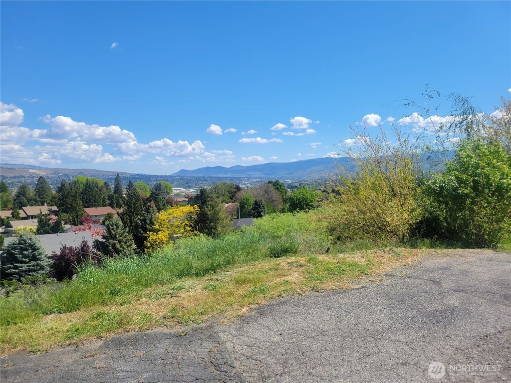 Photo of 1823 North Road, Wenatchee, WA 98801 (MLS # 2515548)