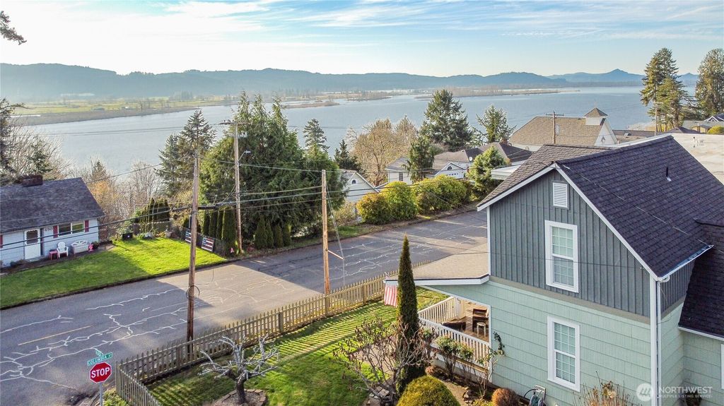 Photo of 475 Columbia Street, Cathlamet, WA 98612 (MLS # 2480125)