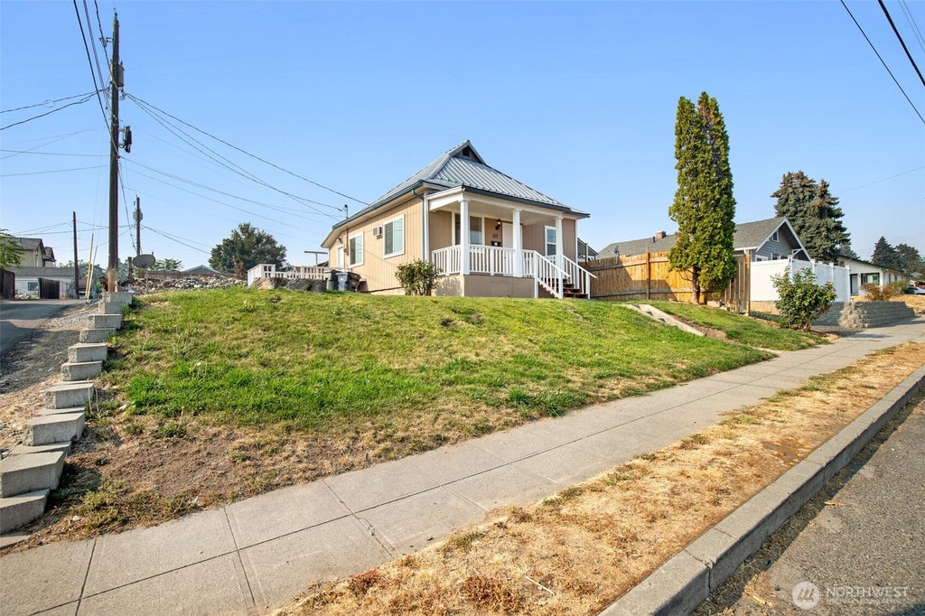 Photo of 617 3rd Street, Wenatchee, WA 98801 (MLS # 2576080)