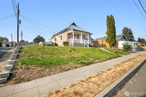 Photo of 617 3rd Street, Wenatchee, WA 98801 (MLS # 2576080)