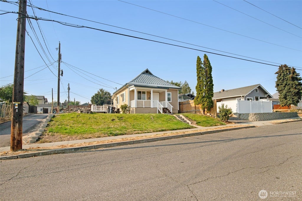 Photo of 617 3rd Street, Wenatchee, WA 98801 (MLS # 2576080)