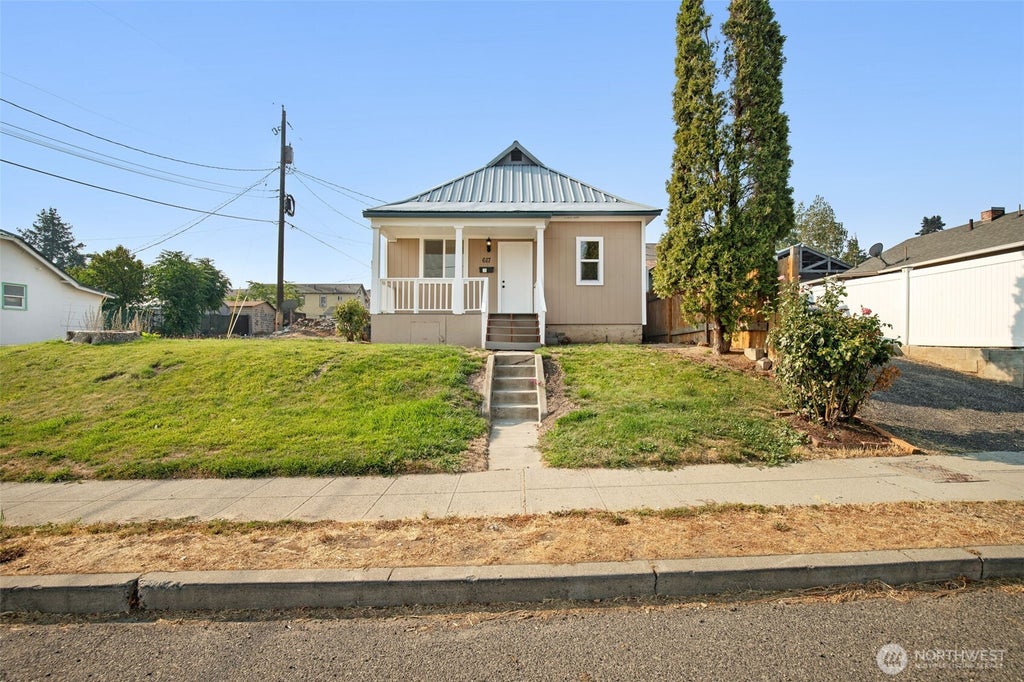 Photo of 617 3rd Street, Wenatchee, WA 98801 (MLS # 2576080)