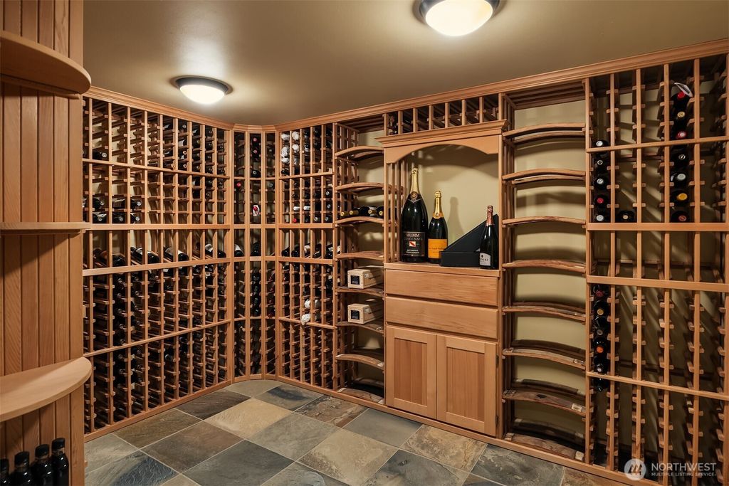 listing image 9362161795687966374