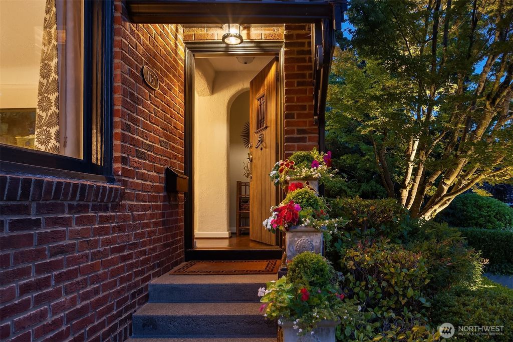 Photo of 4737 46th Avenue NE, Seattle, WA 98105 (MLS # 2498003)