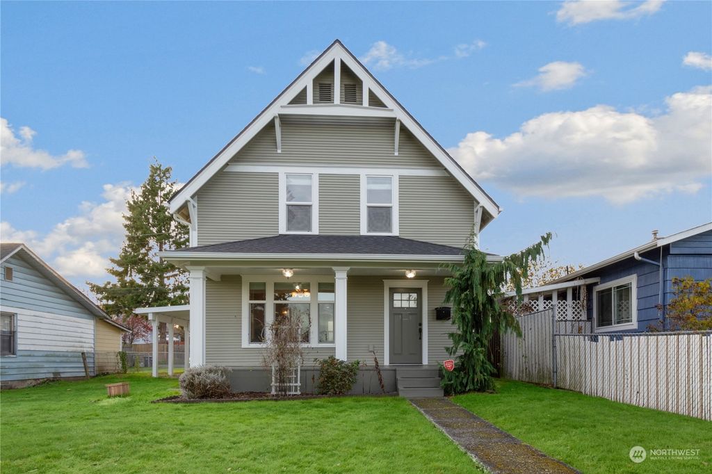 Photo of 2422 Maple Street, Everett, WA 98201 (MLS # 2181499)
