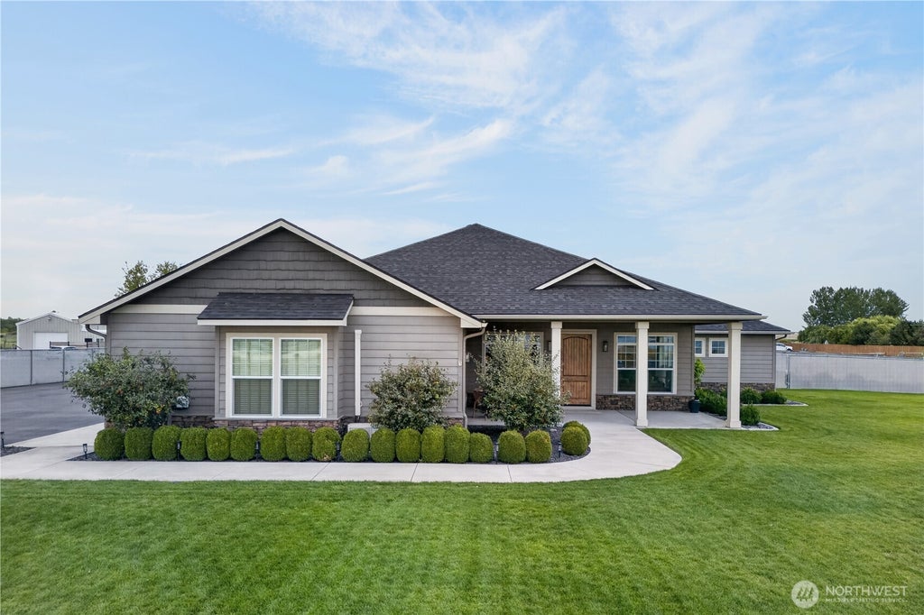 Photo of 2477 Hanson Loop, Burbank, WA 99323 (MLS # 2579766)