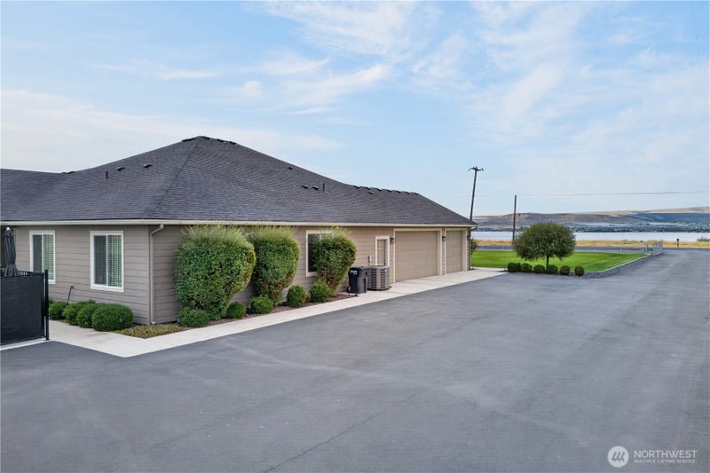 2477 Hanson Loop