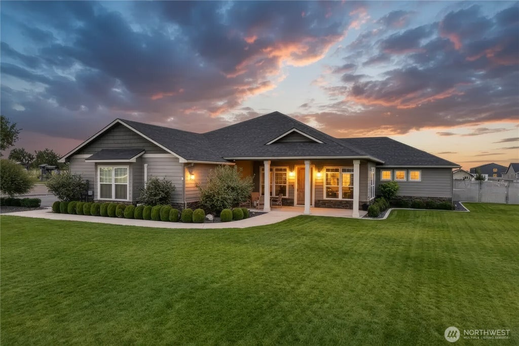 Photo of 2477 Hanson Loop, Burbank, WA 99323 (MLS # 2579766)